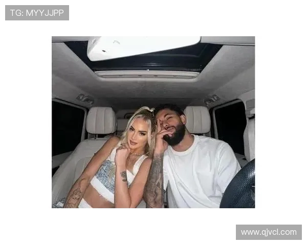 美女球员莱曼亮相慕尼黑啤酒节 服装细节暗示单身状态引关注