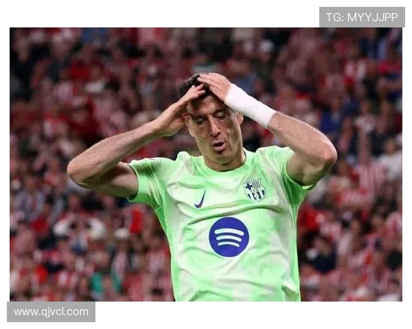 库巴西回归训练 莱万与奥尔莫同场亮相积极备战新赛季 库巴西回归训练 莱万与奥尔莫同场亮相积极备战新赛季