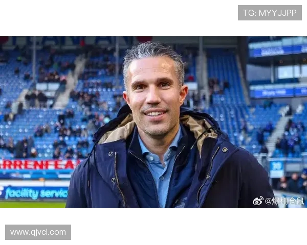 原创3万观众见证！42岁范佩西执教费耶诺德，19岁儿子首秀亮相中锋位置